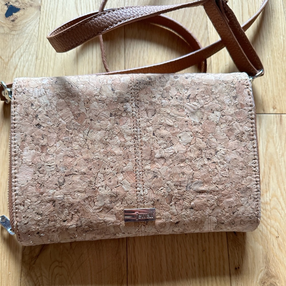 Like new Jewell by Thirty One sparkle cork purse.